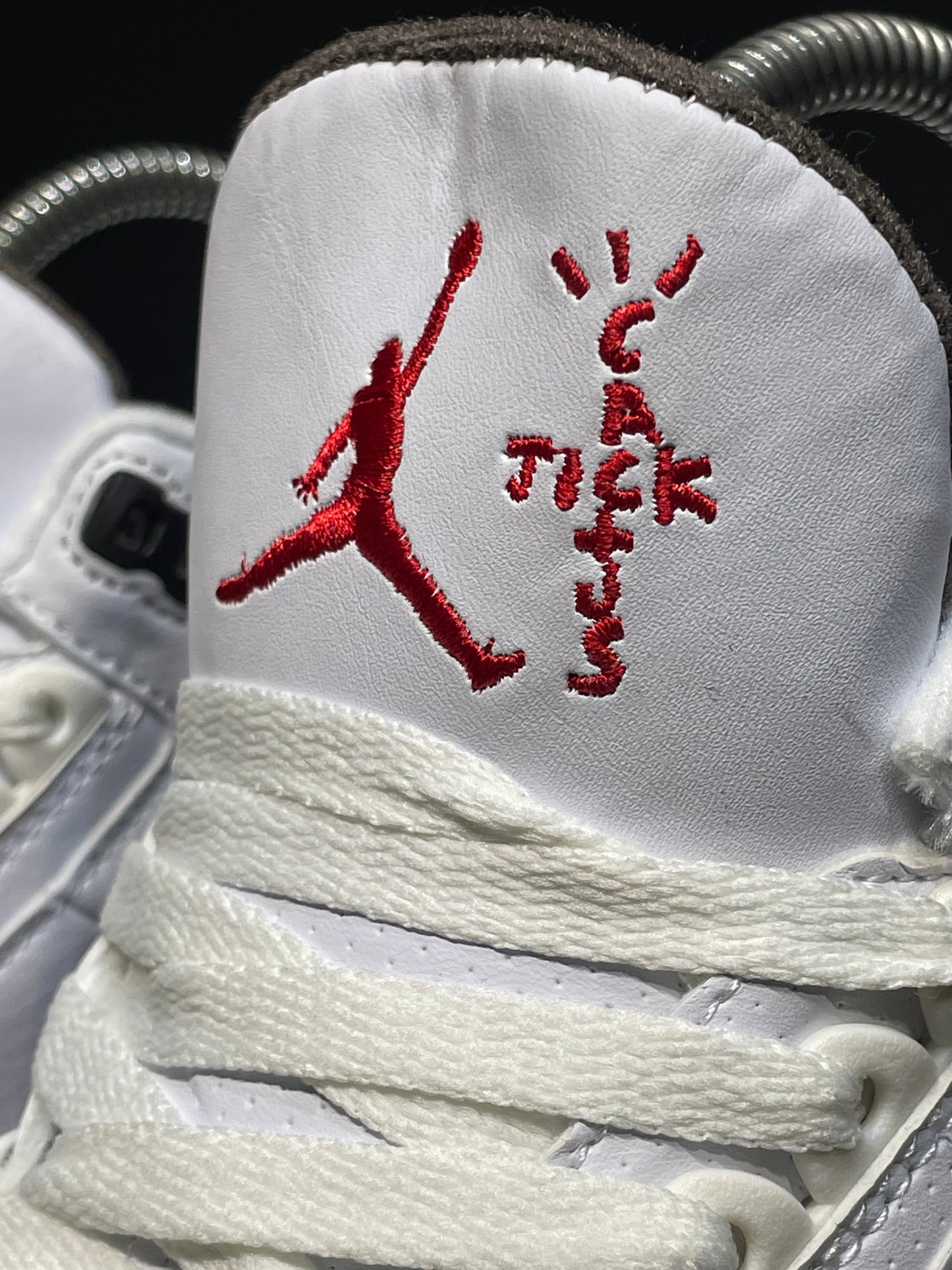 Jordan retro 3 x travis scott