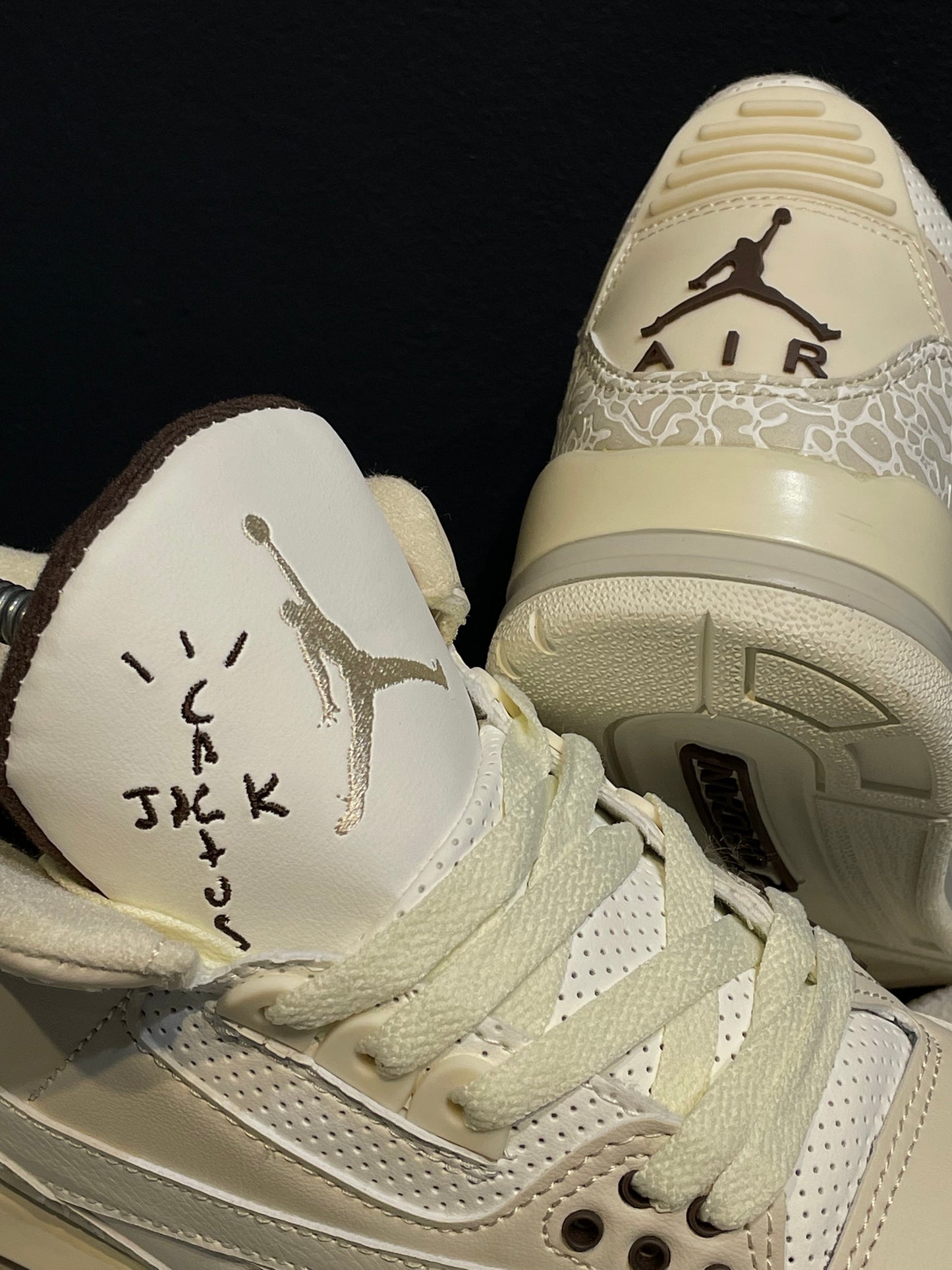 Jordan retro 3 x travis scott