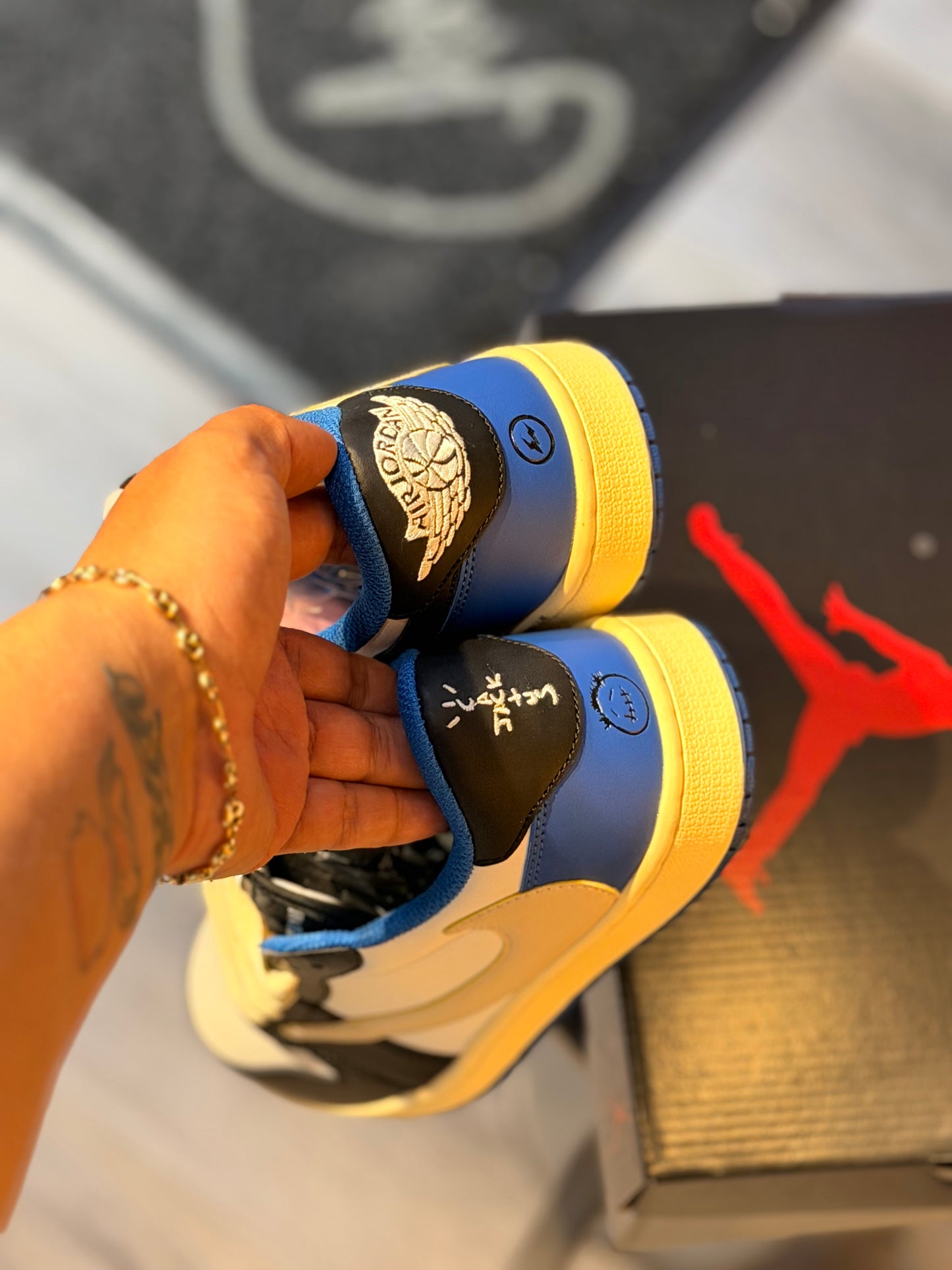 Jordan retro 1 low x travis scott
