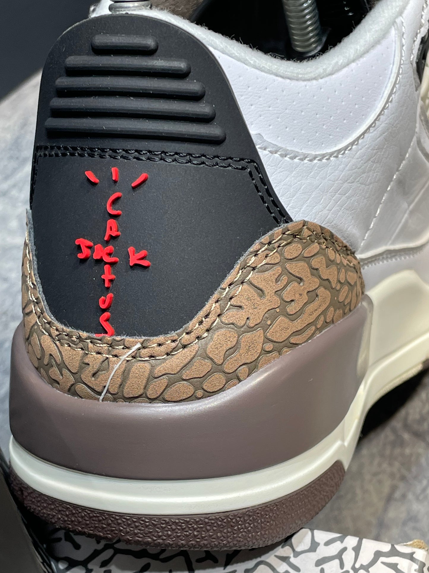 Jordan retro 3 x travis scott
