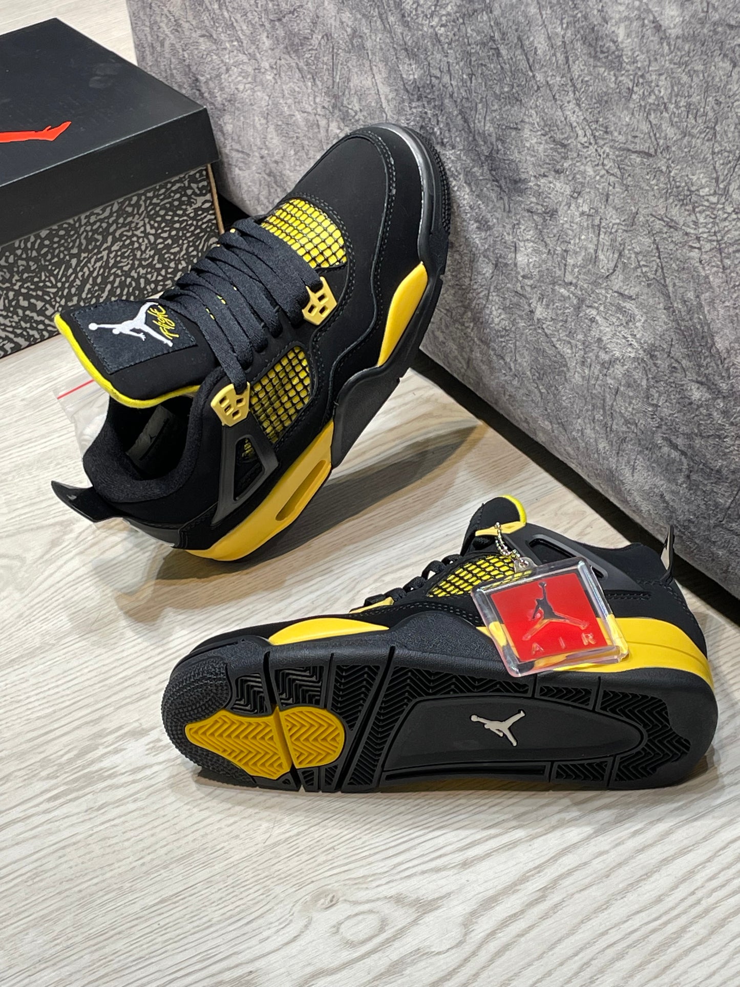 Jordan retro 4 Thunder yellow