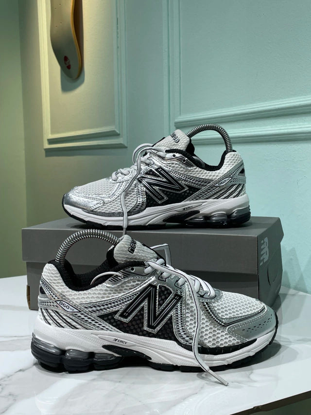 New Balance 860