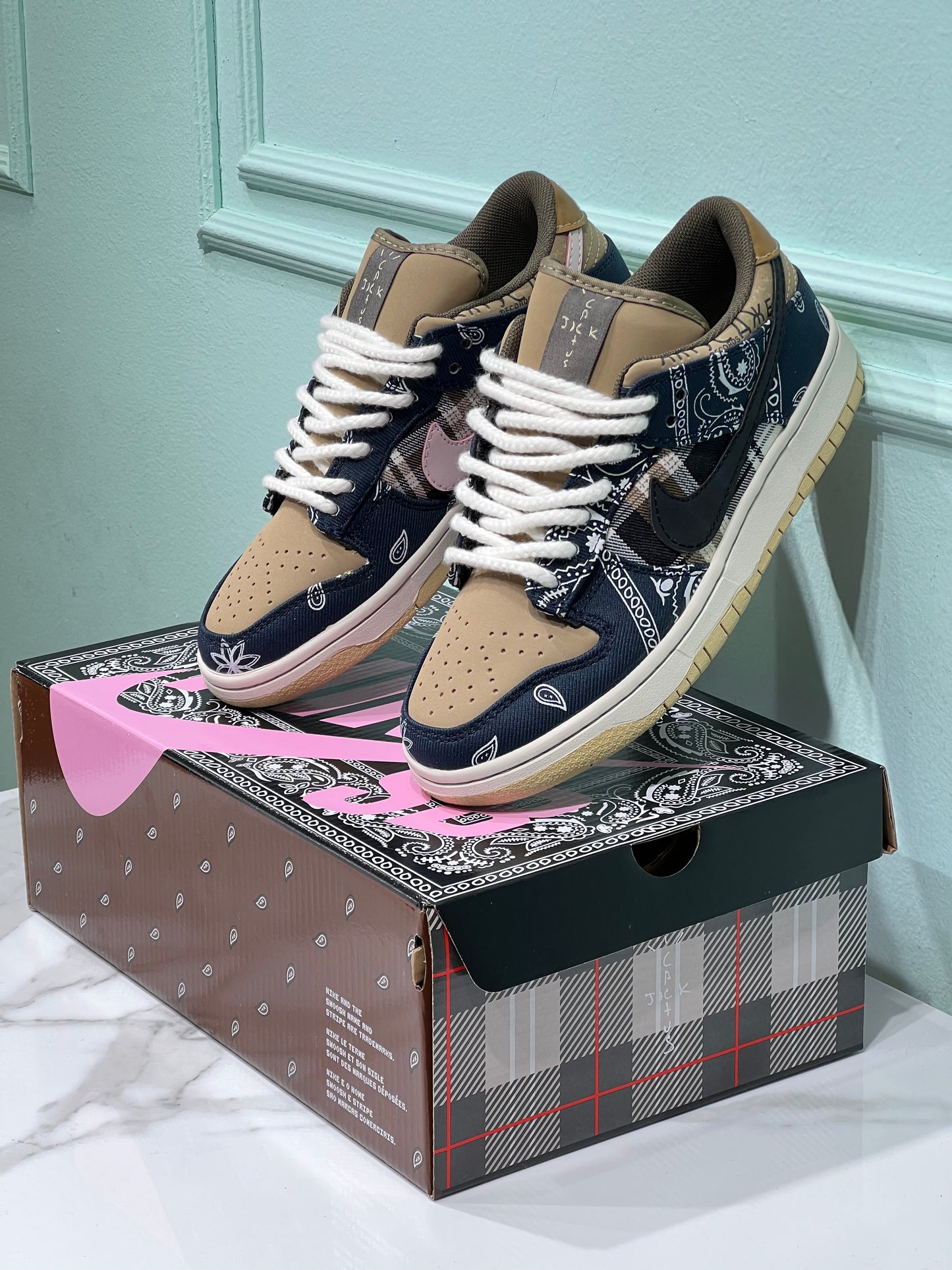 Nike dunk sb travis scott