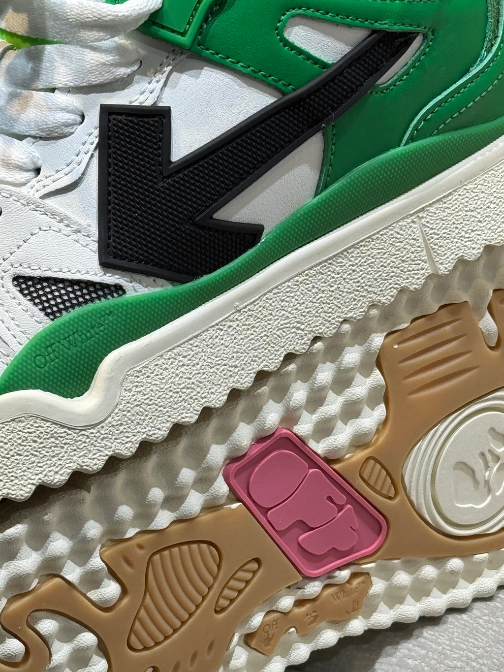 Off-white sponge mid top