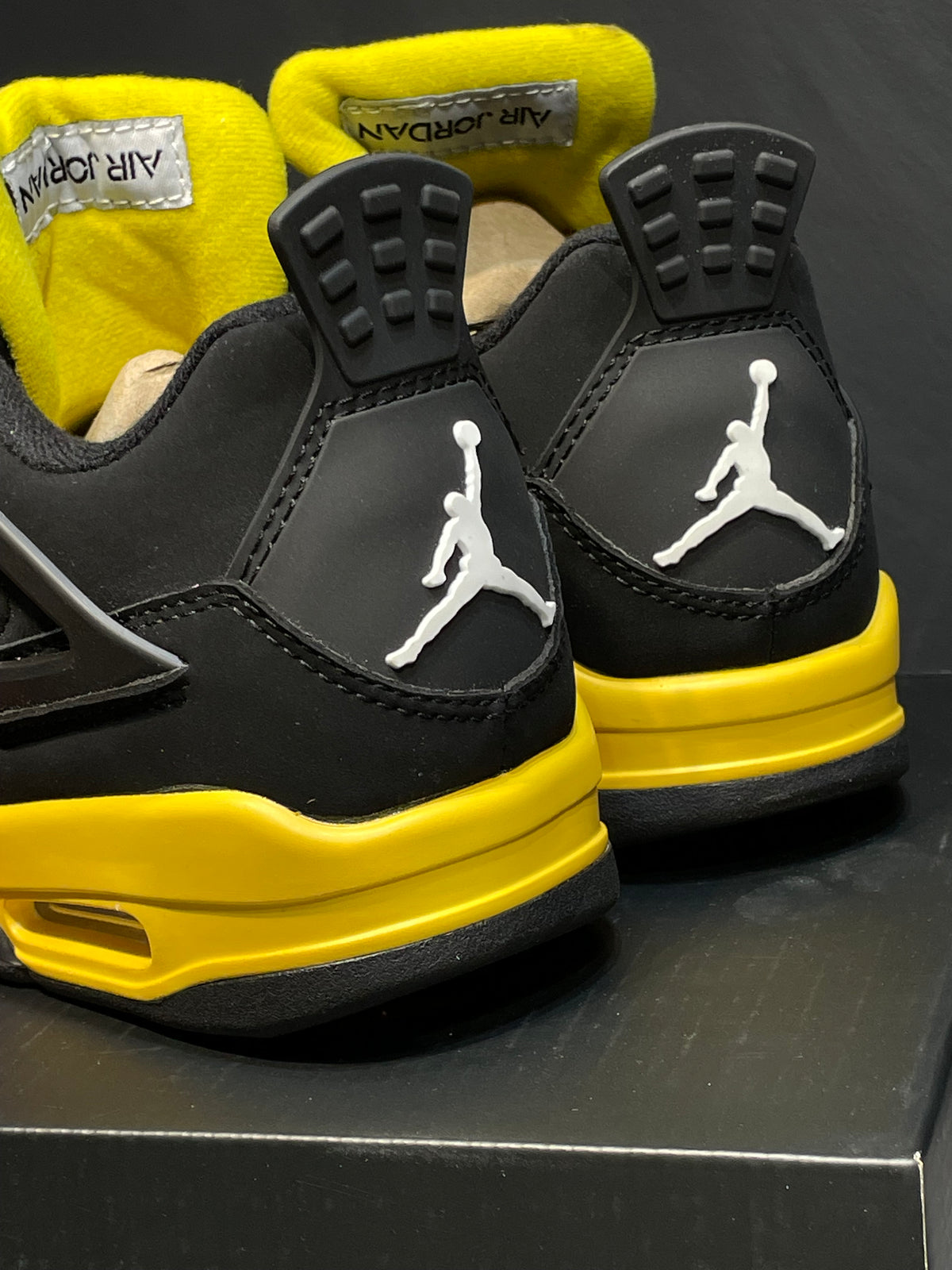 Jordan retro 4 Thunder yellow