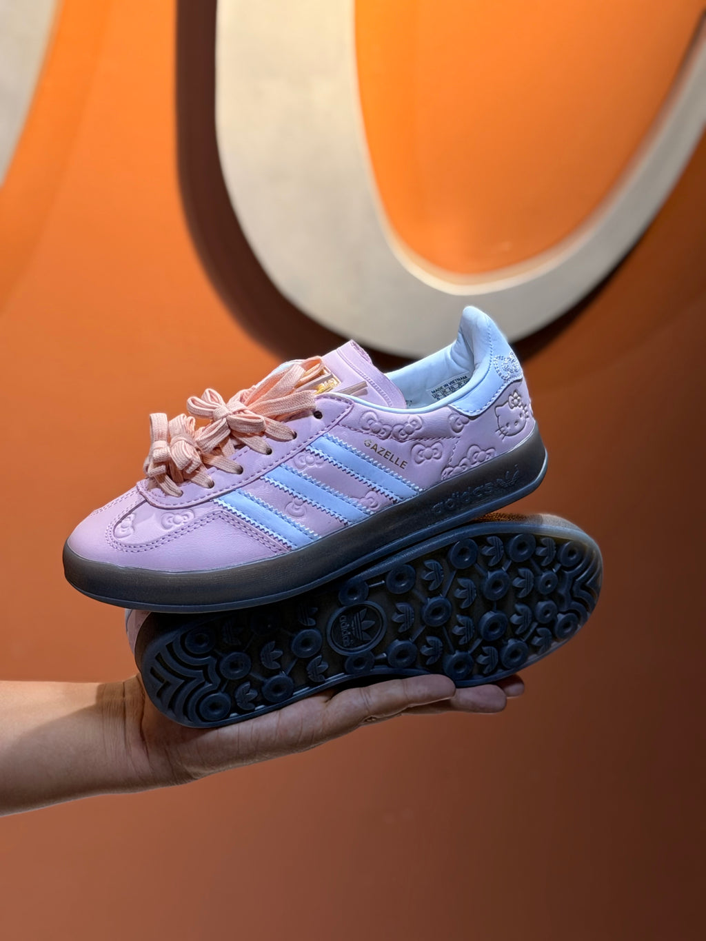 Adidas Gazelle x hello kitty