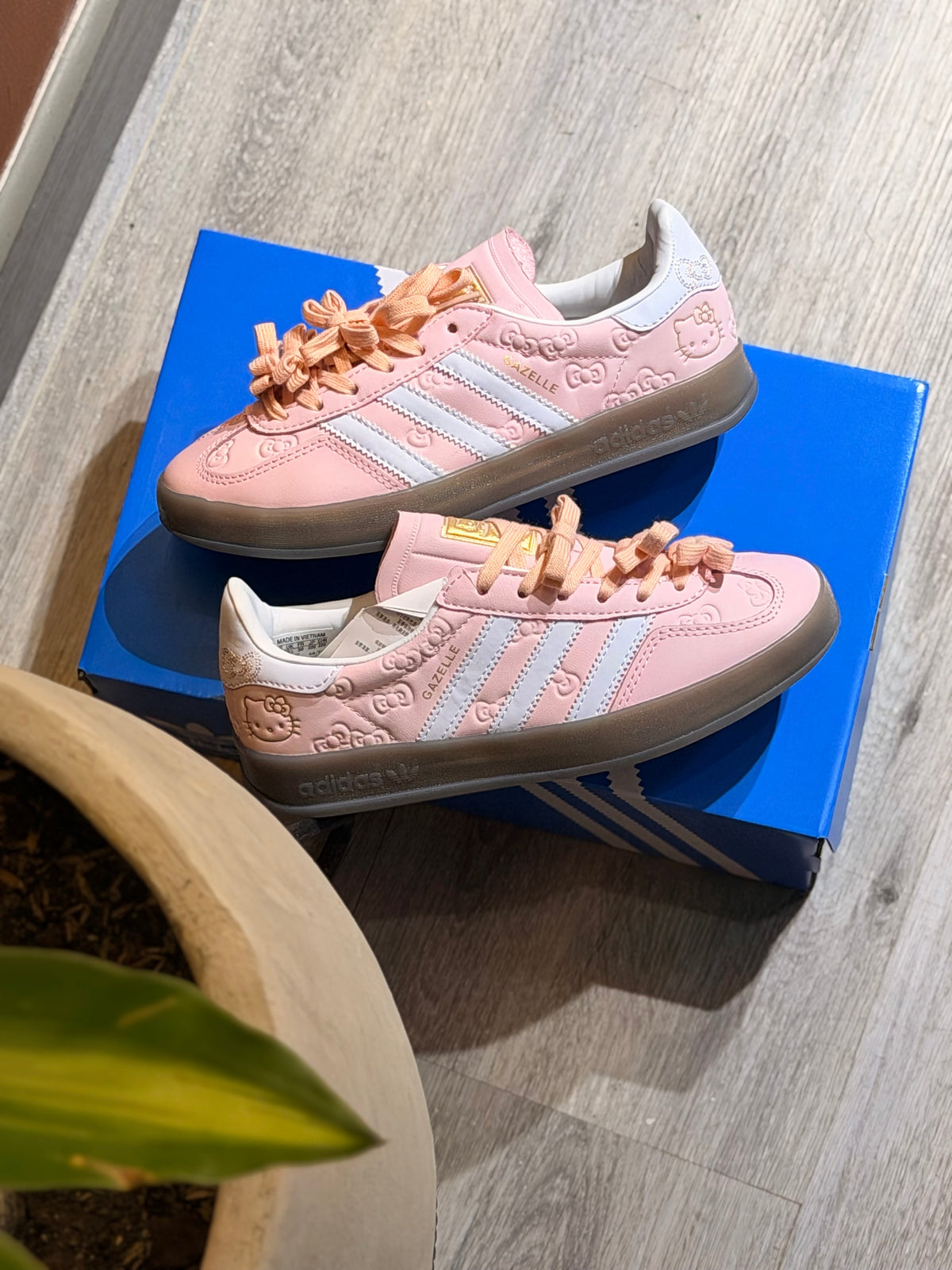 Adidas Gazelle x hello kitty