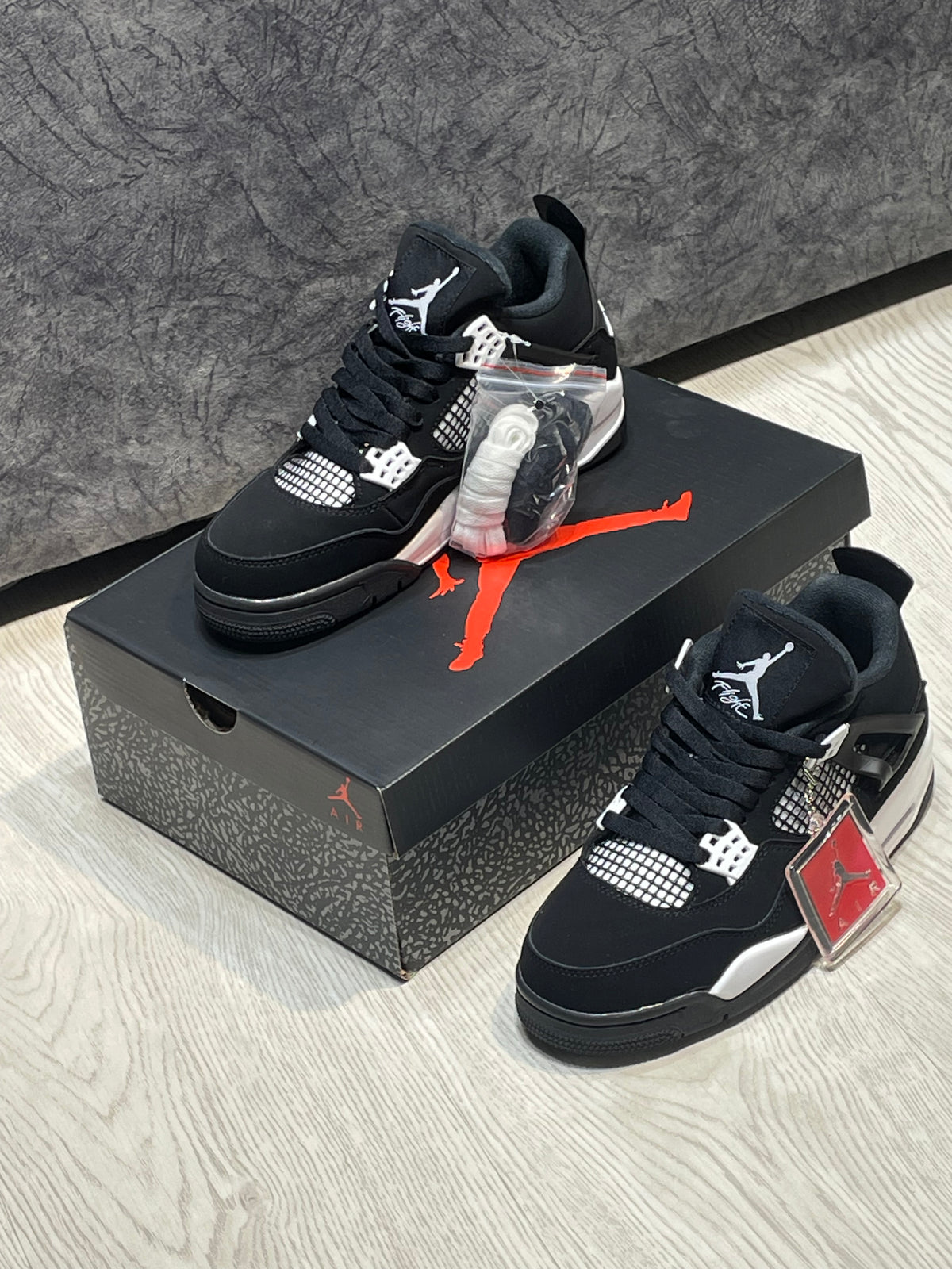 Jordan retro 4 white thunder black