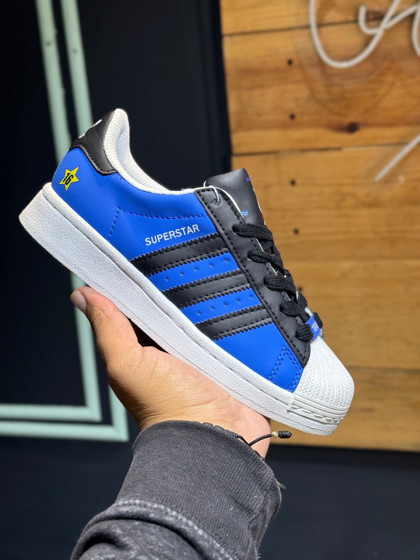 Adidas súper star x millonarios