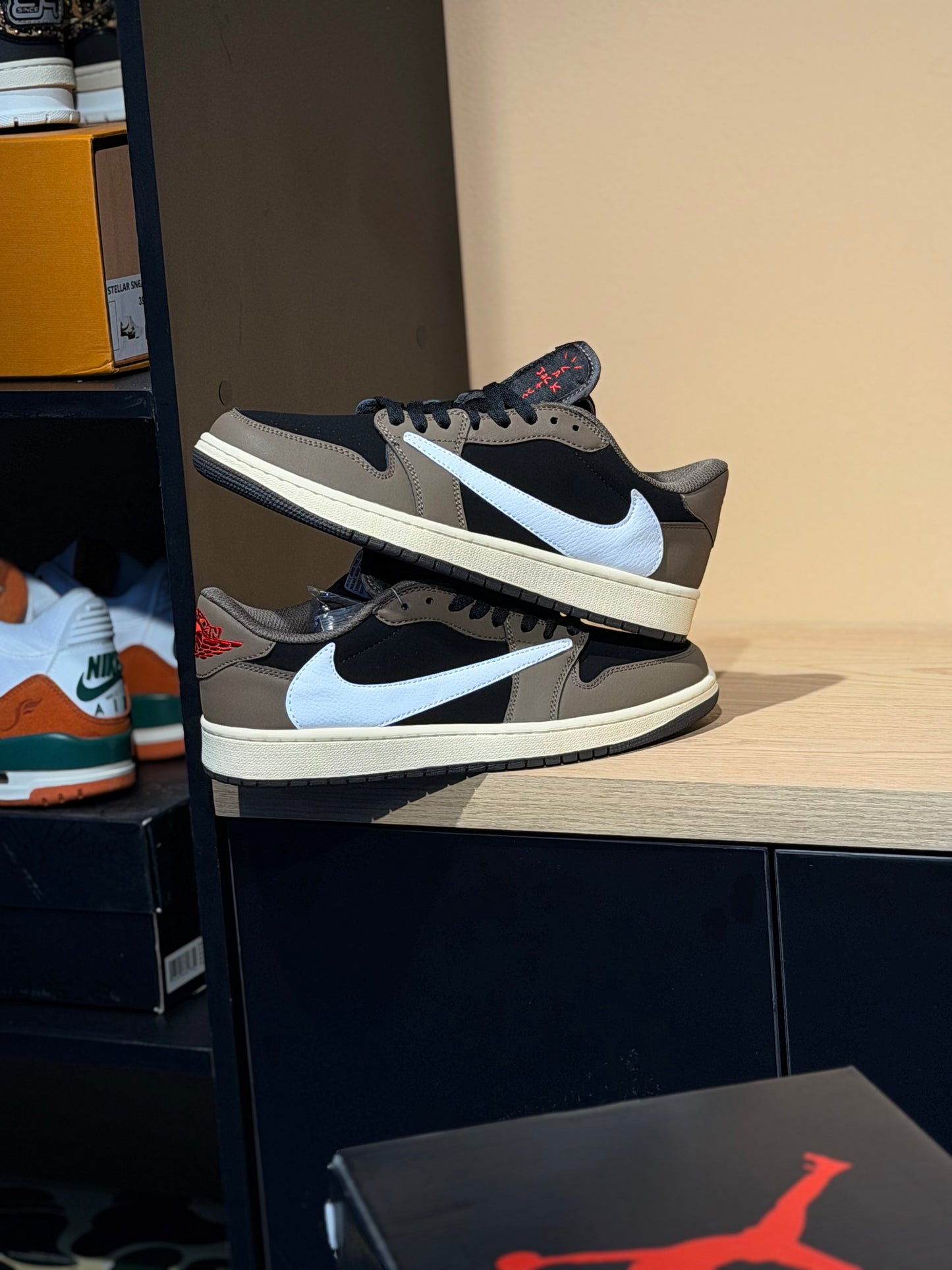 Jordan retro 1 low x travis scott