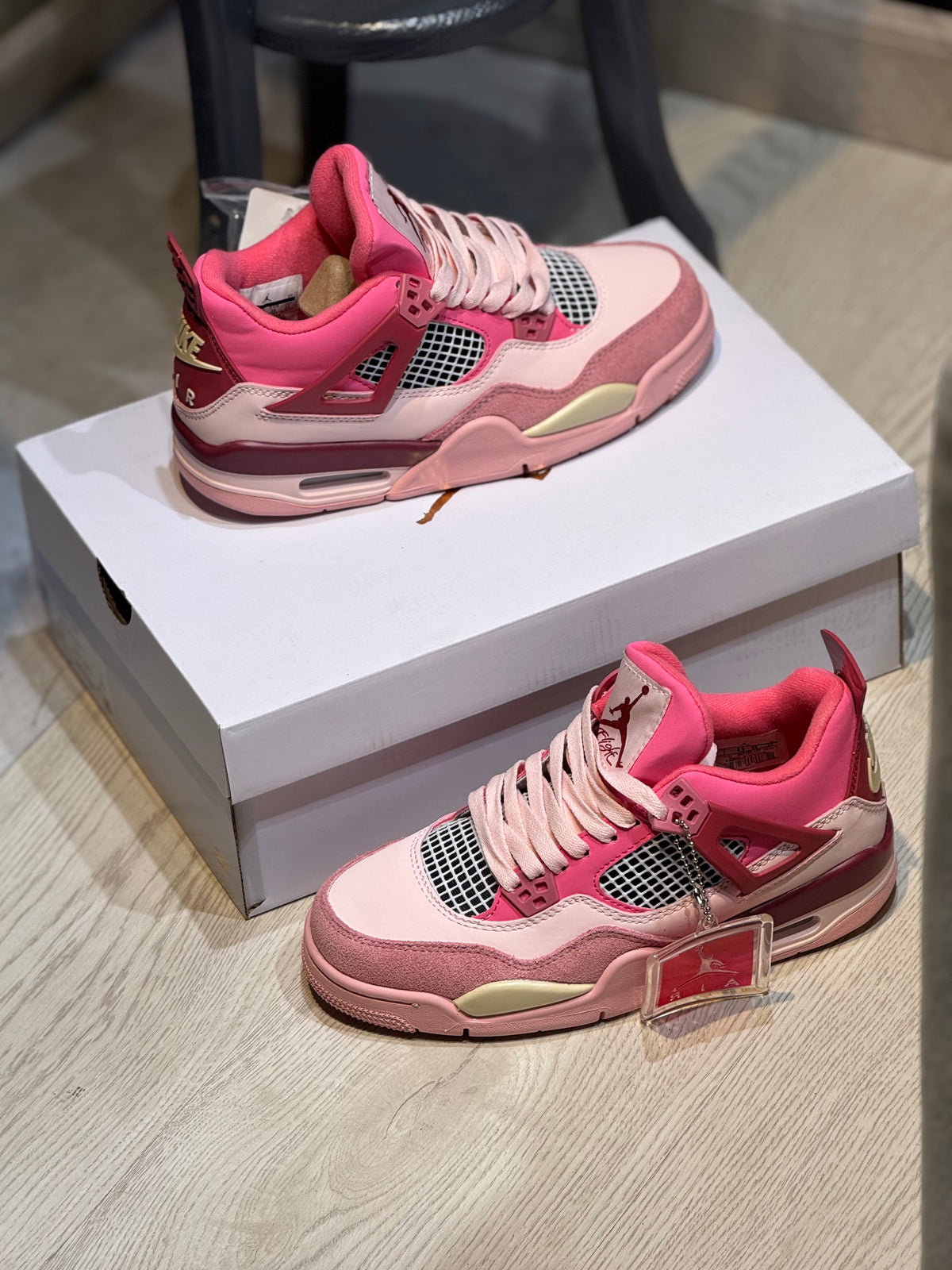 Jordan retro 4 triple pink