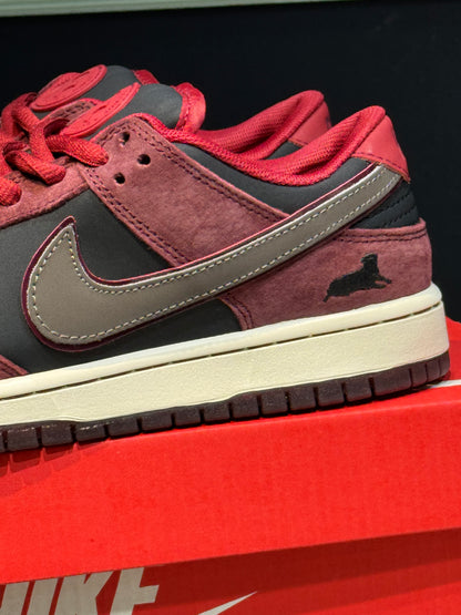 Nike dunk sb x riot