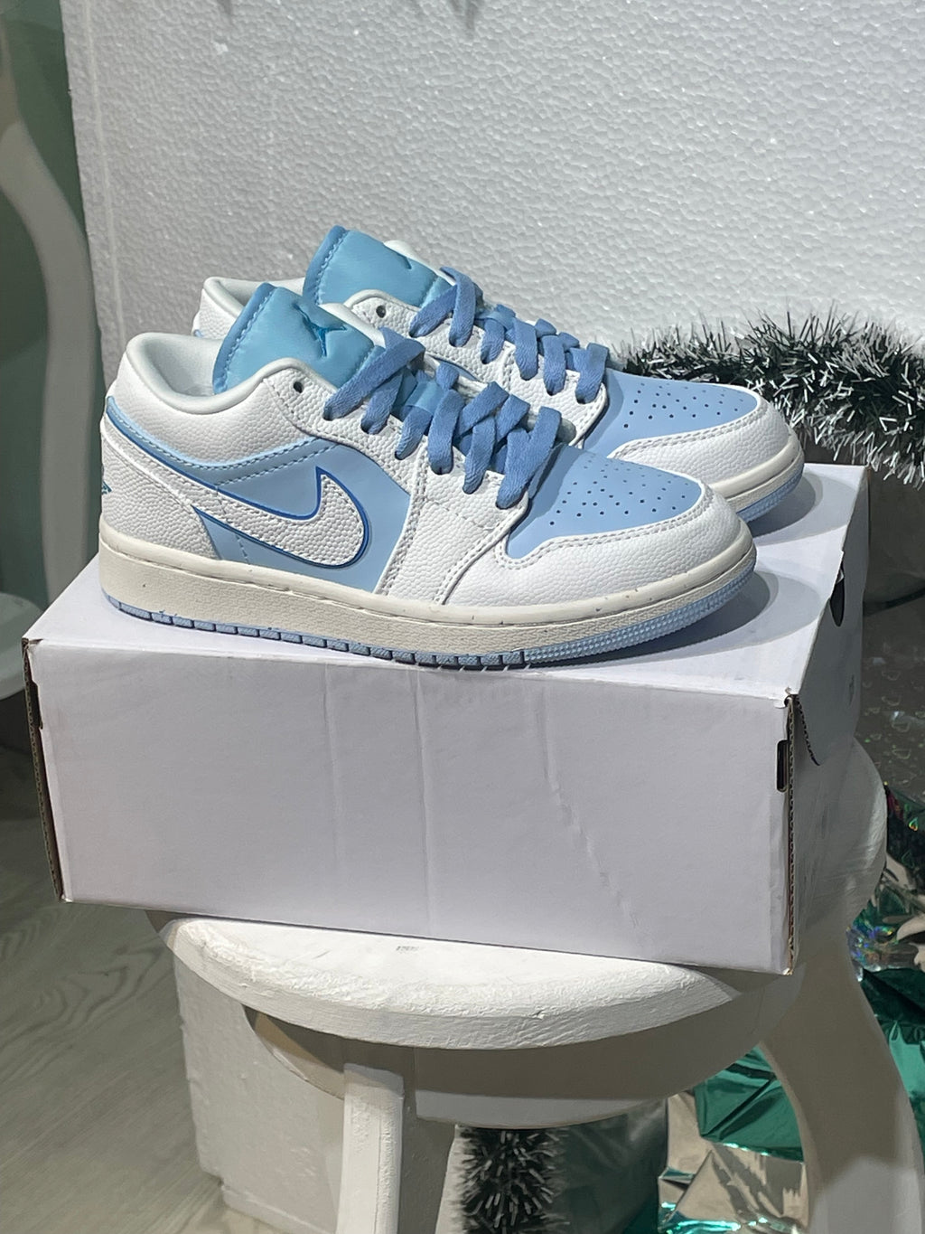 Jordan retro 1 low ice blue