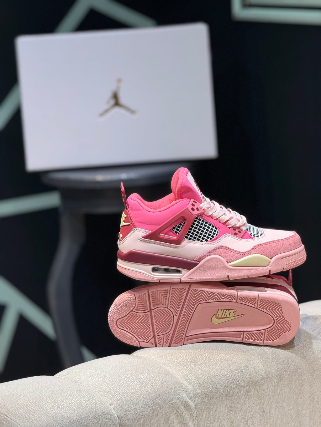 Jordan retro 4 triple pink