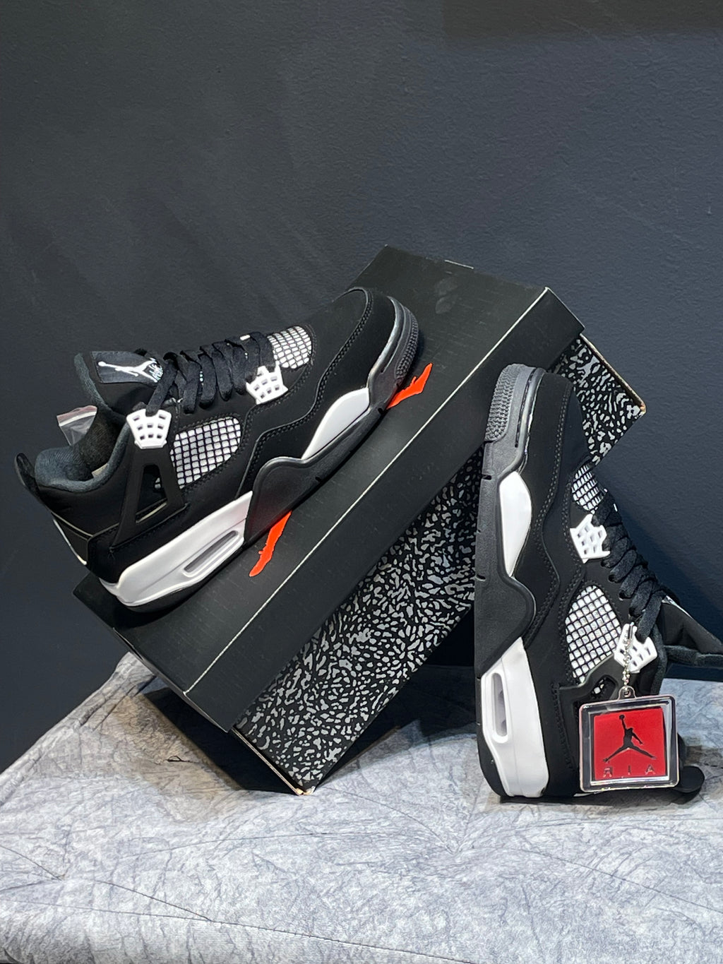 Jordan retro 4 white thunder black