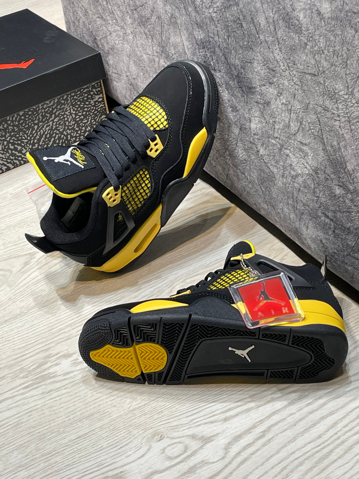 Jordan retro 4 Thunder yellow