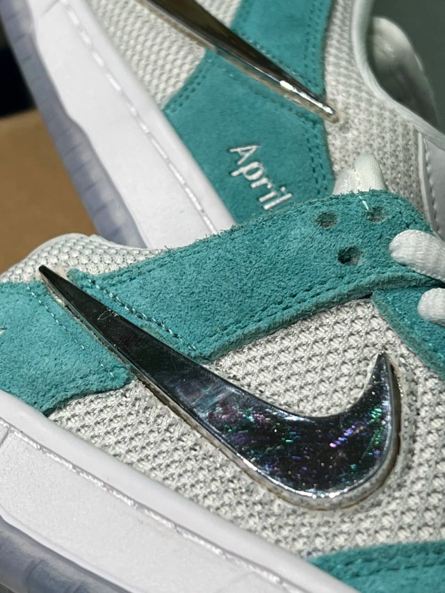 Nike Dunk SB April